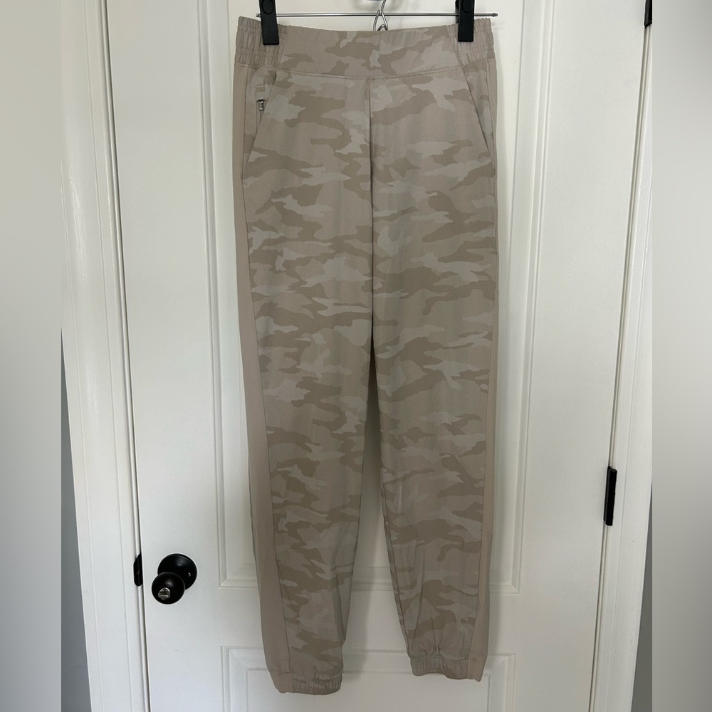 Athleta Brooklyn Camo Jogger Pants Abalone Grey Camo Women’s Size 2 Style 599681